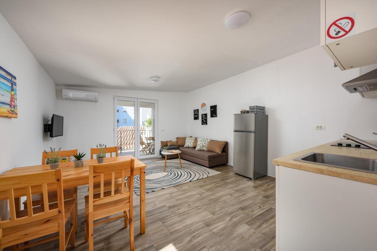 Center House With Apartments Умаг Экстерьер фото