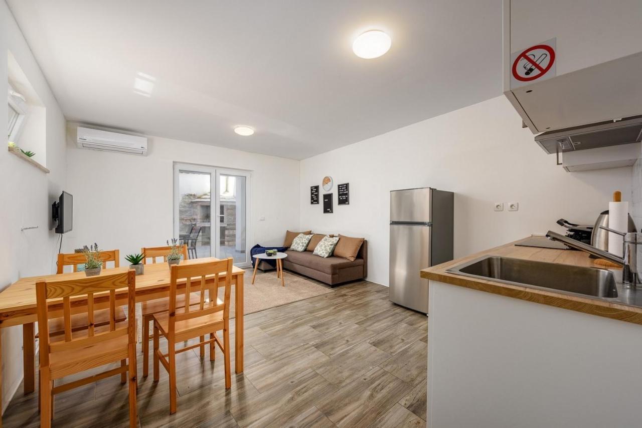 Center House With Apartments Умаг Экстерьер фото