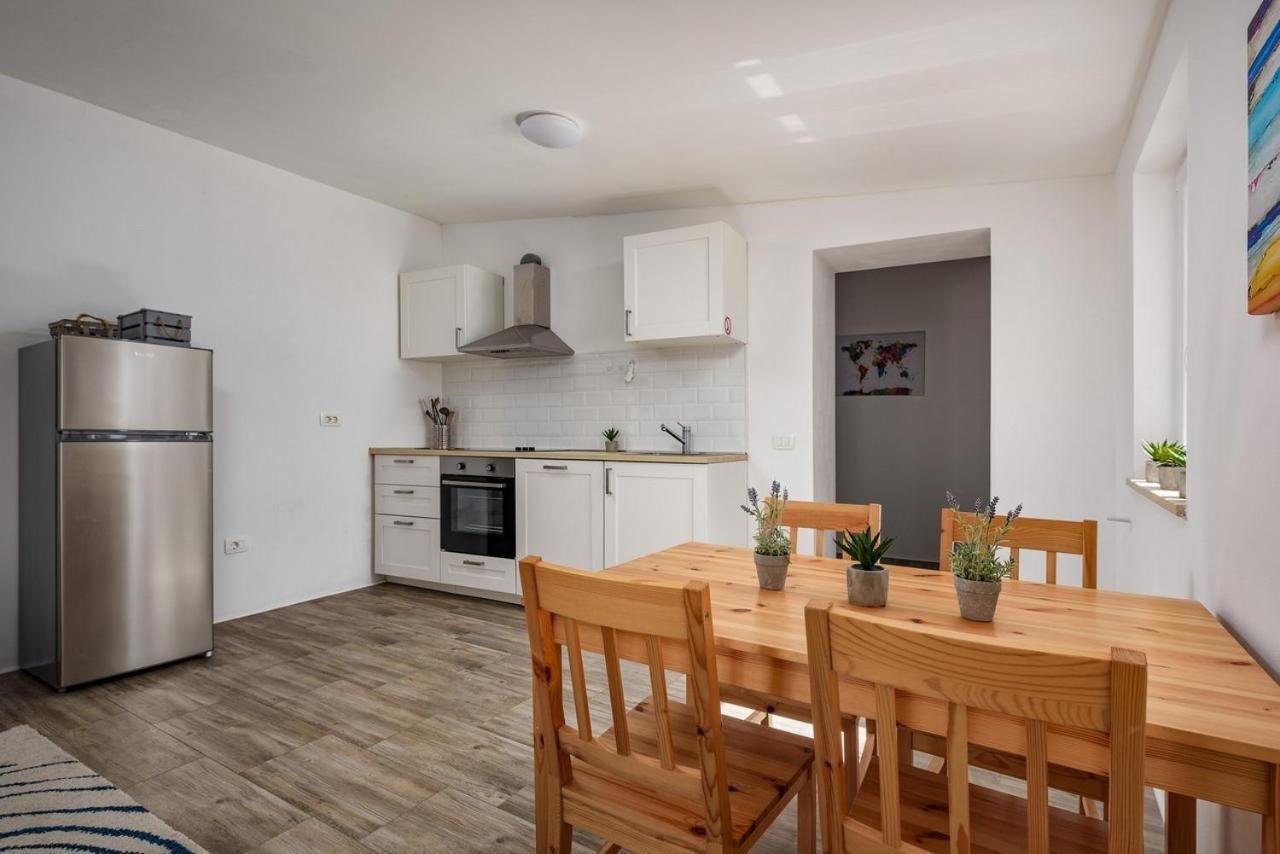 Center House With Apartments Умаг Экстерьер фото