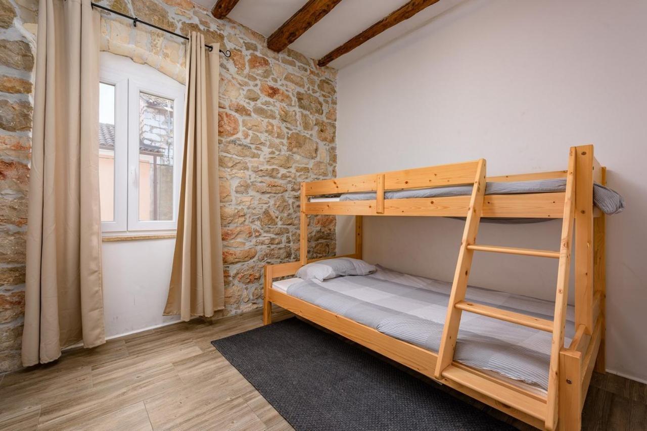 Center House With Apartments Умаг Экстерьер фото
