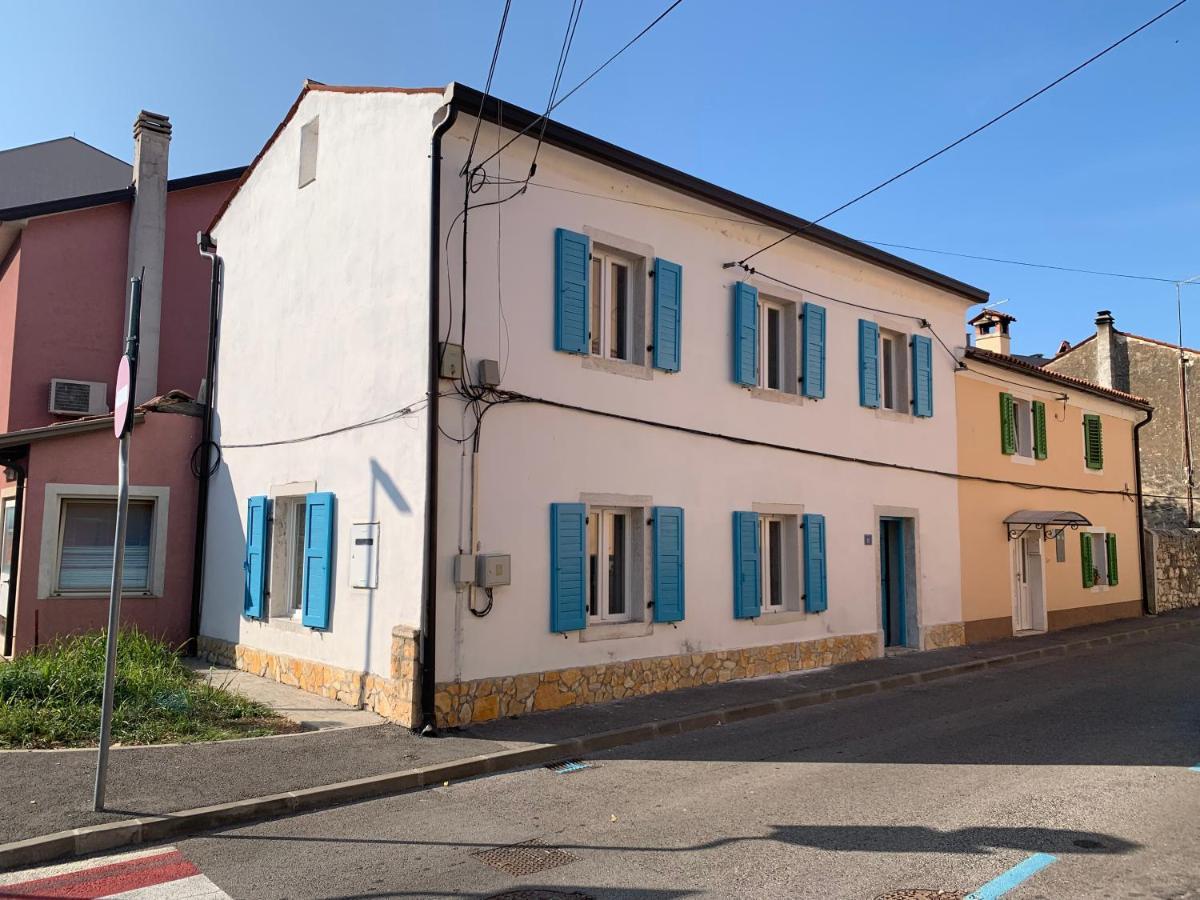 Center House With Apartments Умаг Экстерьер фото