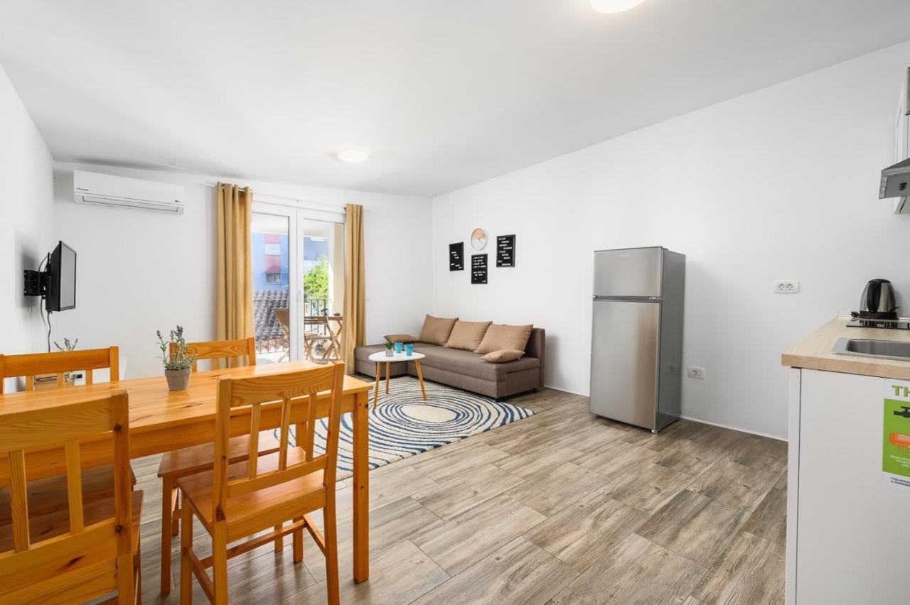 Center House With Apartments Умаг Экстерьер фото