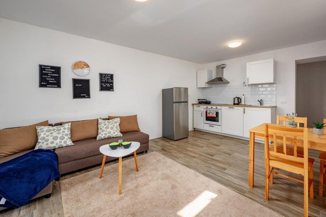 Center House With Apartments Умаг Экстерьер фото