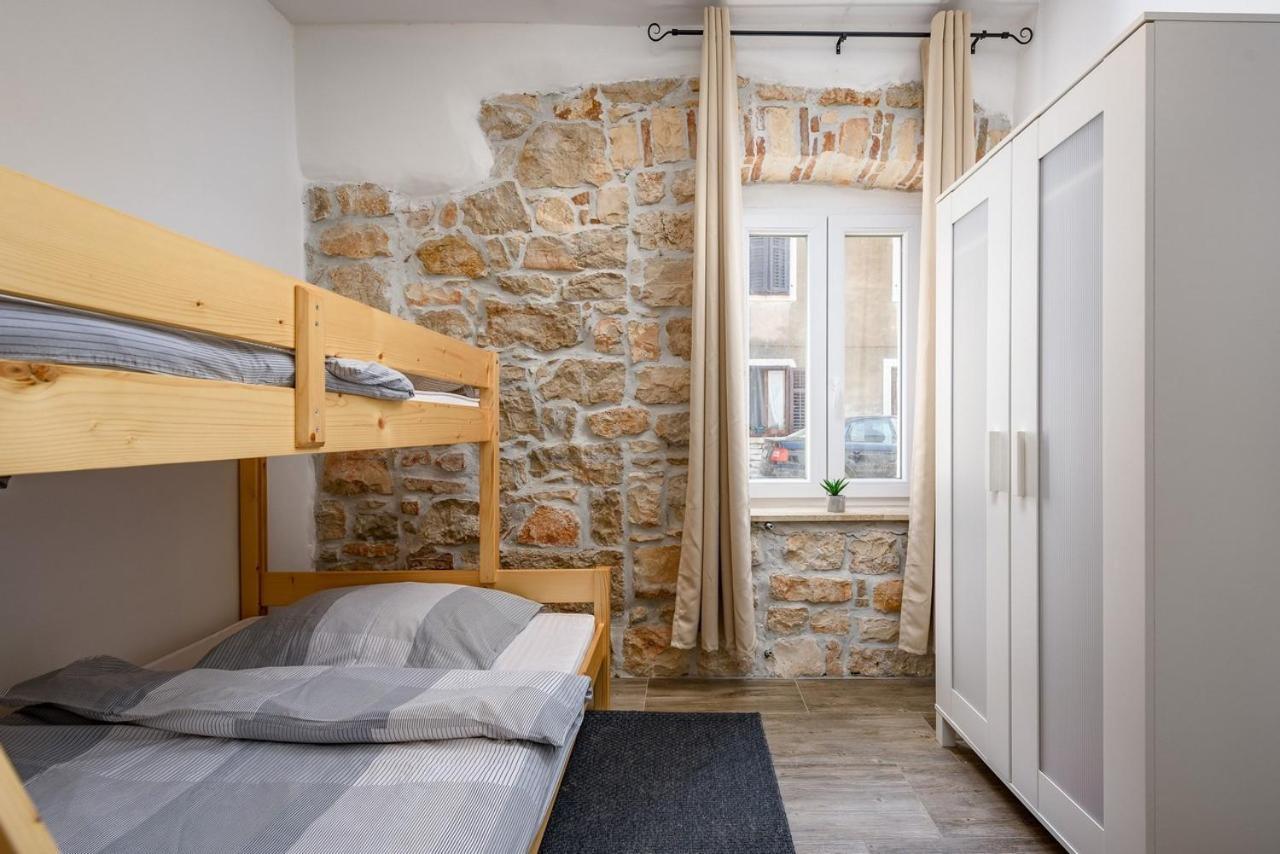 Center House With Apartments Умаг Экстерьер фото