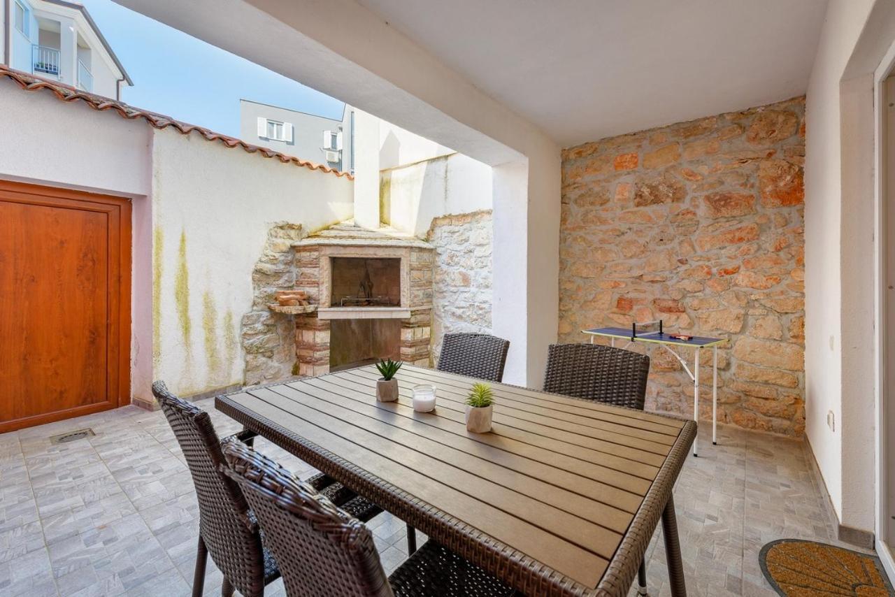 Center House With Apartments Умаг Экстерьер фото