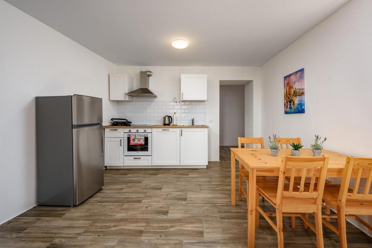 Center House With Apartments Умаг Экстерьер фото