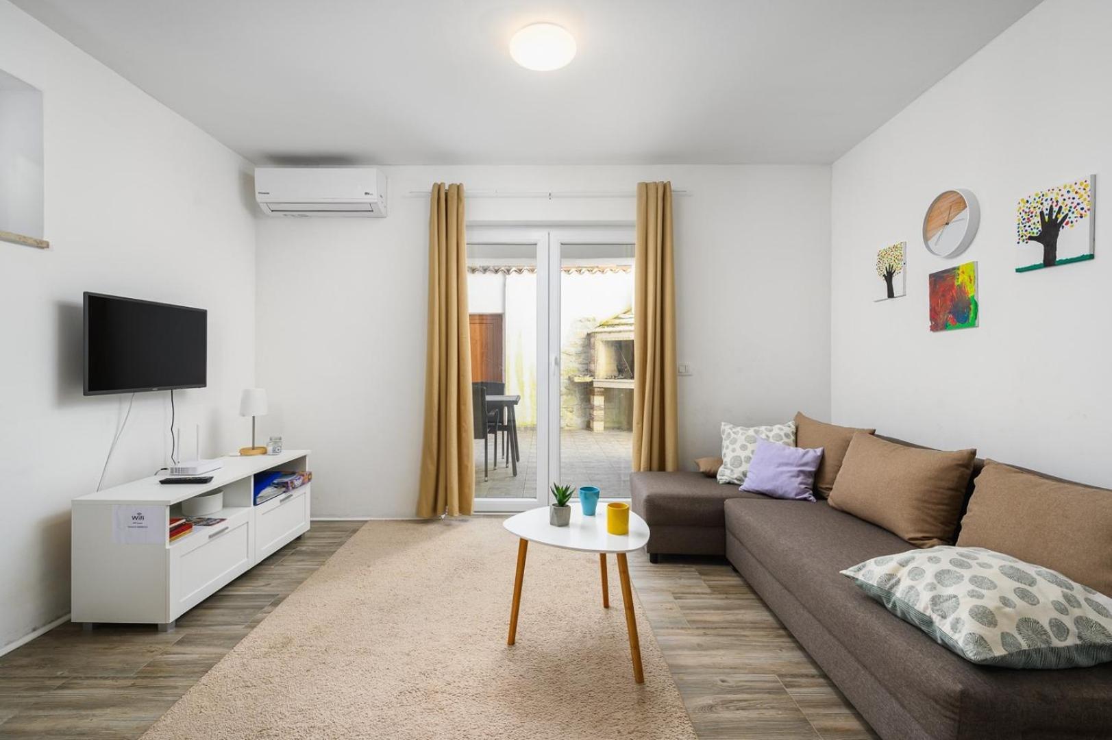 Center House With Apartments Умаг Экстерьер фото