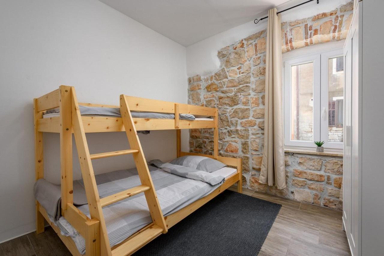 Center House With Apartments Умаг Экстерьер фото